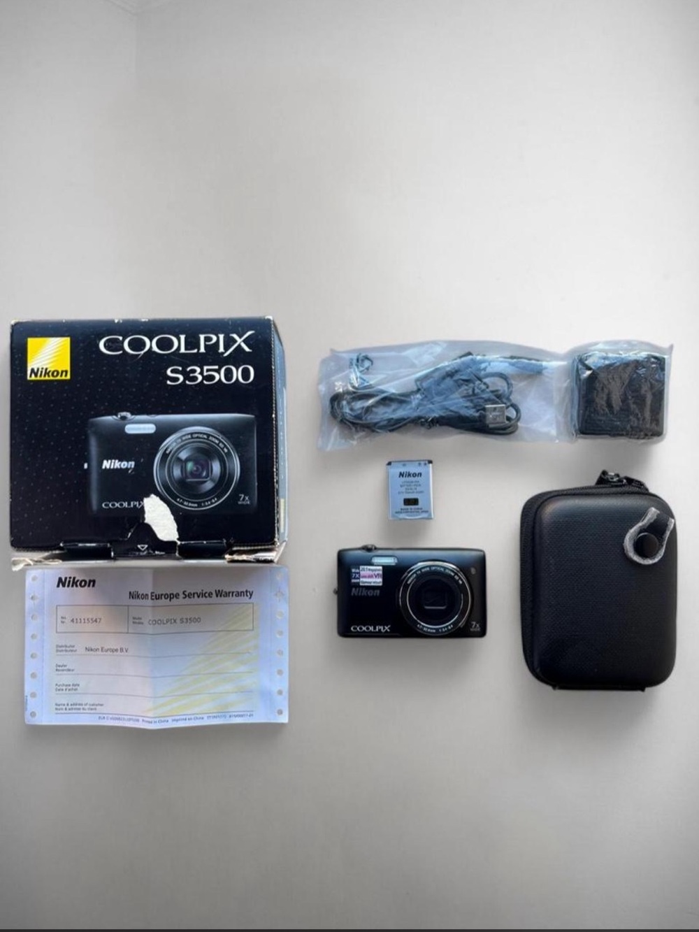new w box Nikon Coolpix S3500 black digital camera with Battery, Case, Charger